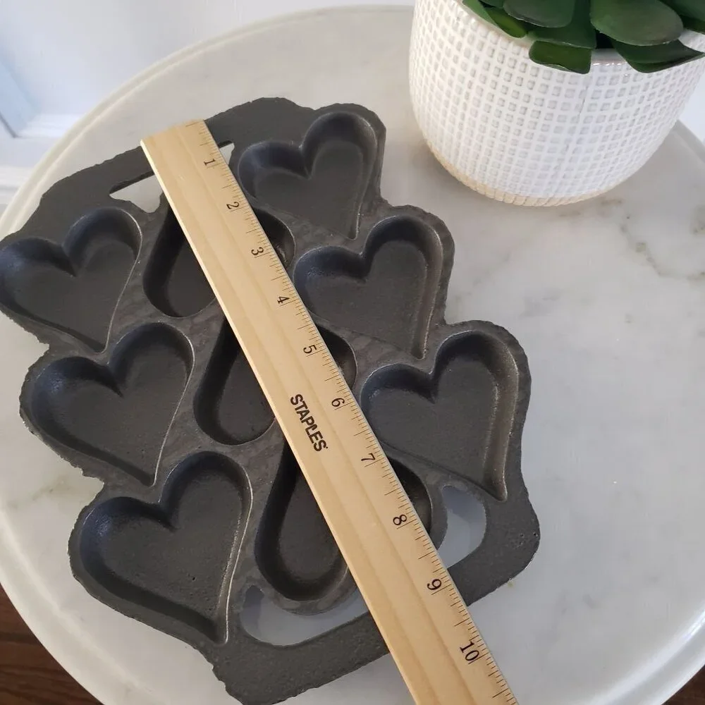 NEW Cast Iron Valentine's Day Heart-Shaped Cookie Cornbread Candy Muffin Mold